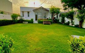 Solanki Farms & Pool Villa Garden Fully Private